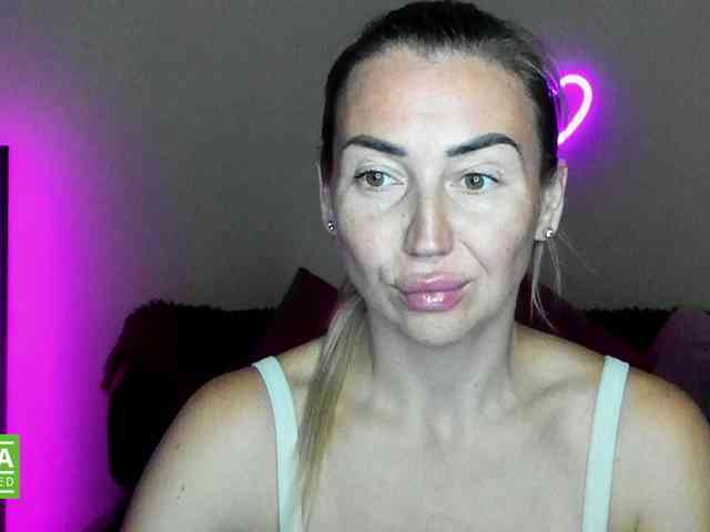 Jullyblondkiss webcam