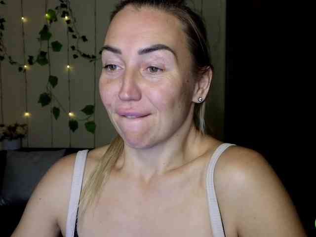 Jullyblondkiss webcam
