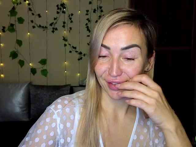 Jullyblondkiss webcam