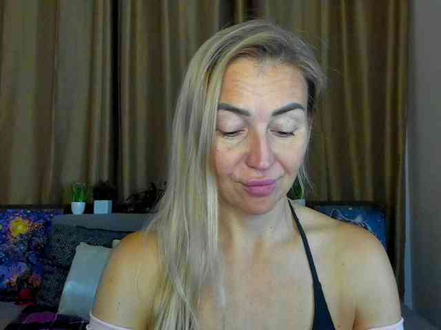 Jullyblondkiss webcam