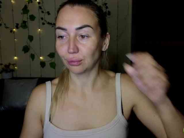 Jullyblondkiss webcam