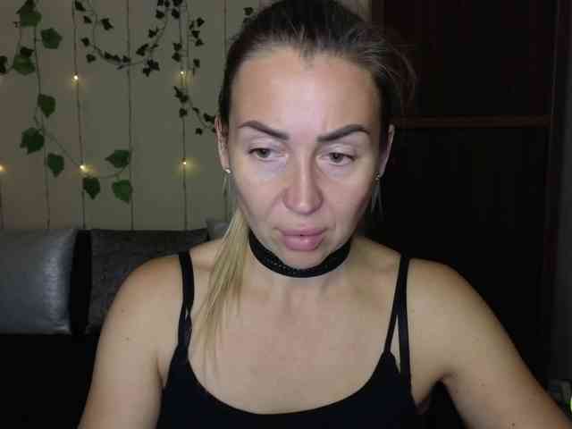 Jullyblondkiss webcam