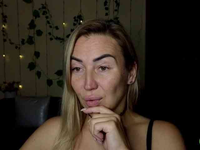 Jullyblondkiss webcam