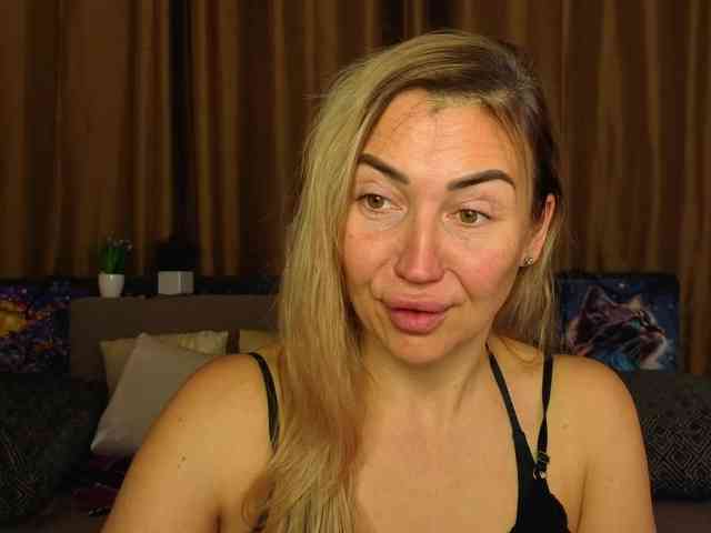 Jullyblondkiss webcam