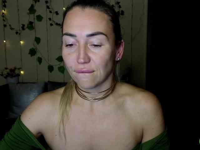 Jullyblondkiss webcam