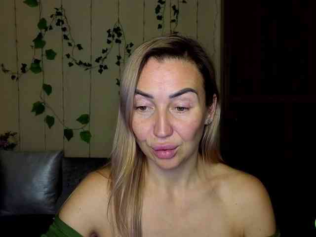 Jullyblondkiss webcam