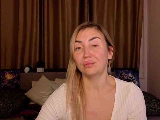 Jullyblondkiss Live Webcam on BongaCams