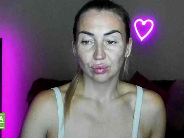 Jullyblondkiss webcam