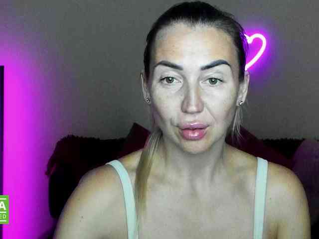 Jullyblondkiss webcam