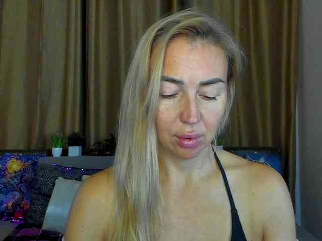 Jullyblondkiss webcam