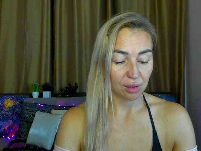 Jullyblondkiss webcam