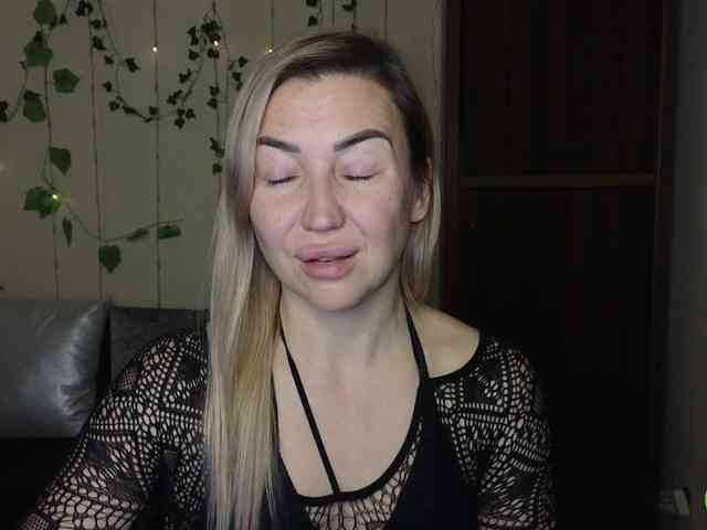 Jullyblondkiss webcam