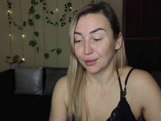 Jullyblondkiss webcam