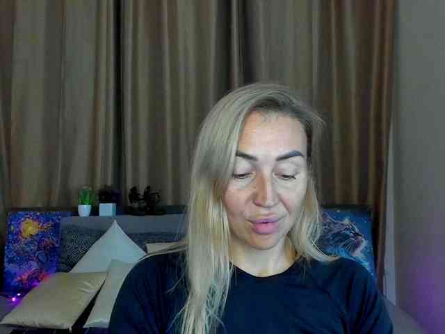 Jullyblondkiss webcam