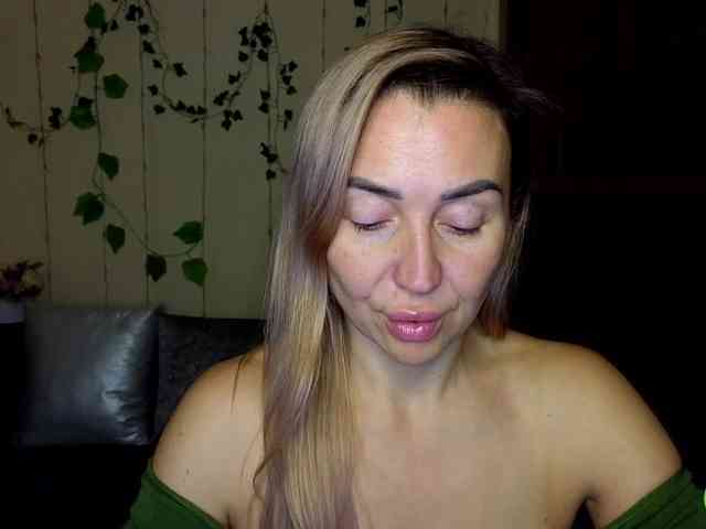 Jullyblondkiss webcam