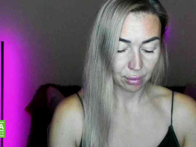 Jullyblondkiss webcam