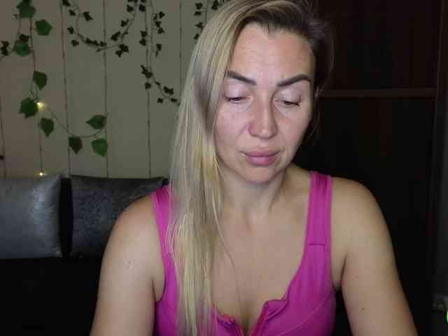 Jullyblondkiss webcam