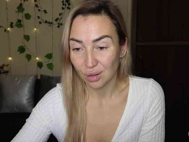 Jullyblondkiss webcam