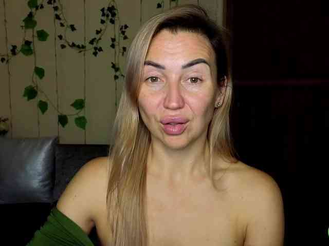 Jullyblondkiss webcam