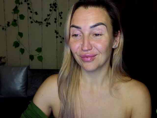 Jullyblondkiss webcam