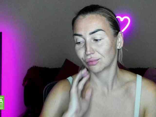Jullyblondkiss webcam