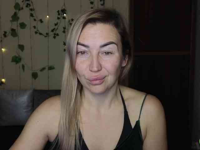 Jullyblondkiss webcam