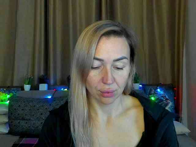 Jullyblondkiss webcam