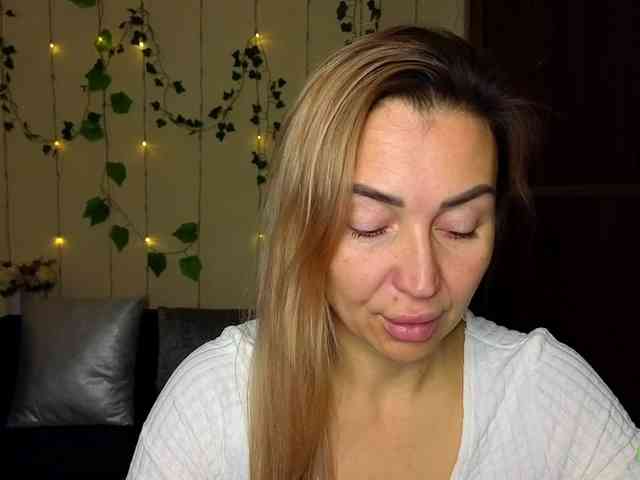 Jullyblondkiss webcam