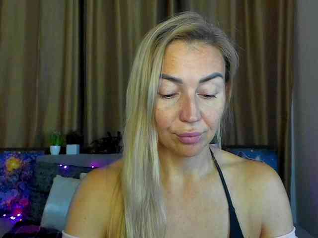 Jullyblondkiss webcam