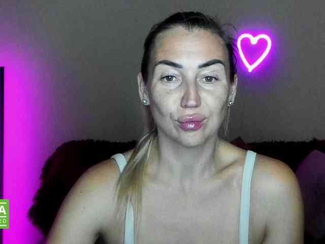 Jullyblondkiss webcam