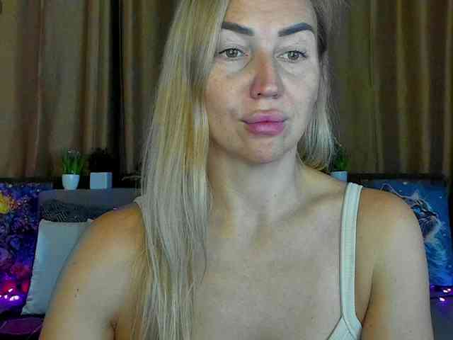 Jullyblondkiss webcam