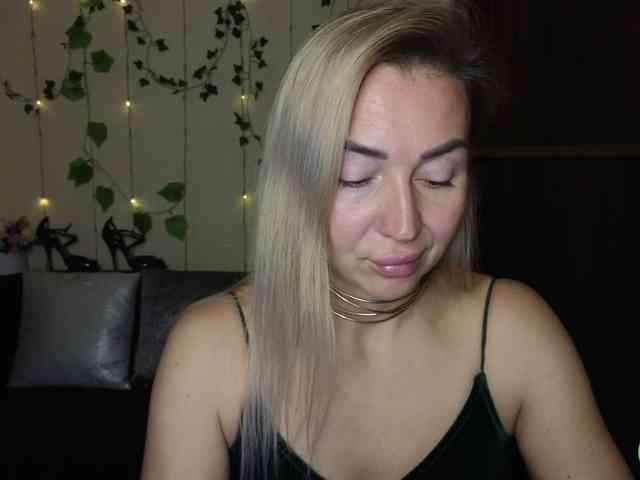 Jullyblondkiss webcam