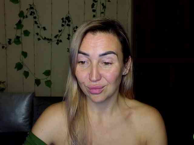 Jullyblondkiss webcam