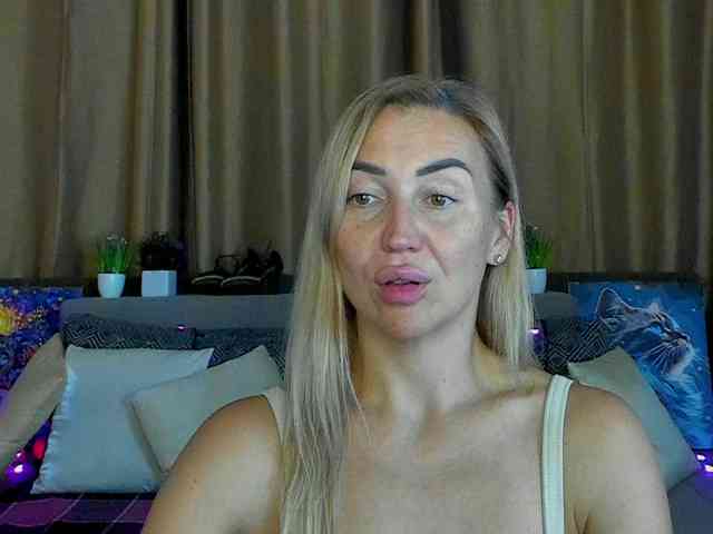 Jullyblondkiss webcam