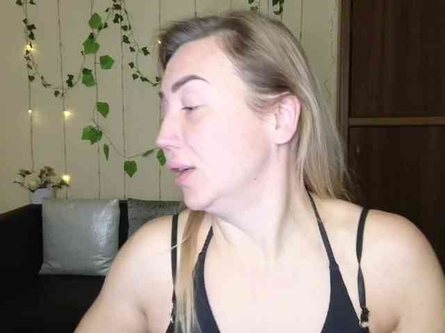 Jullyblondkiss webcam