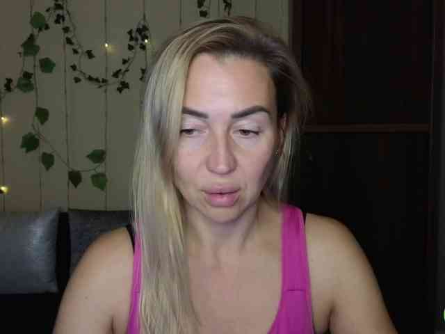 Jullyblondkiss webcam