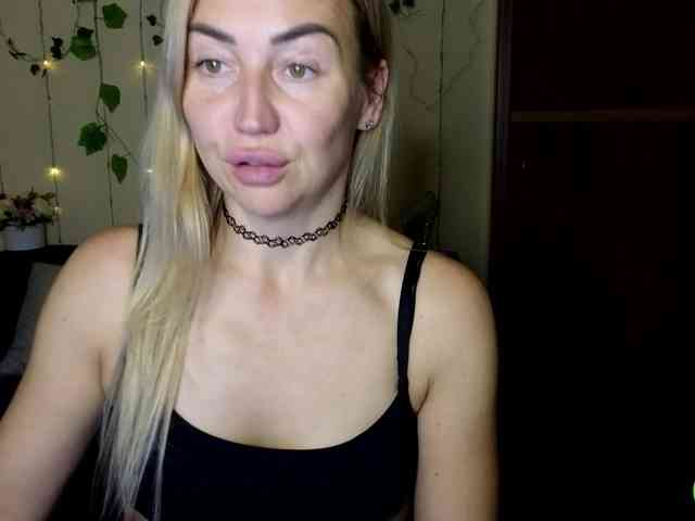 Jullyblondkiss webcam