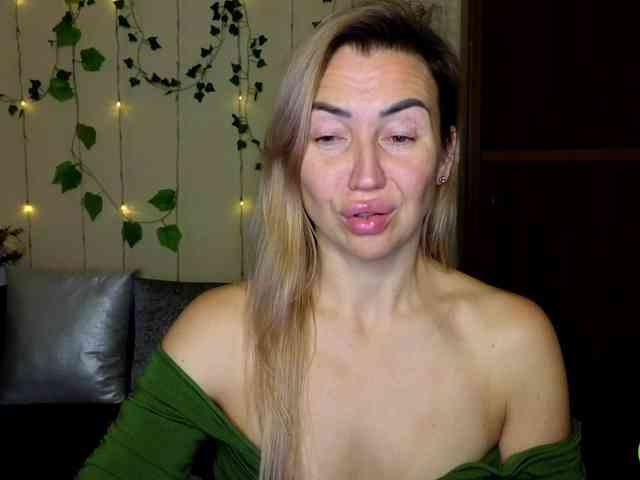 Jullyblondkiss webcam