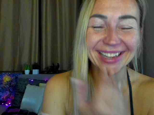 Jullyblondkiss webcam