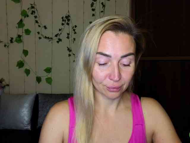 Jullyblondkiss webcam