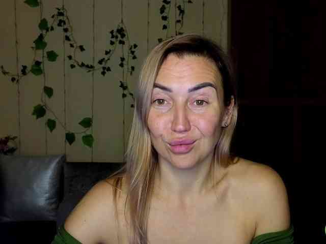 Jullyblondkiss webcam