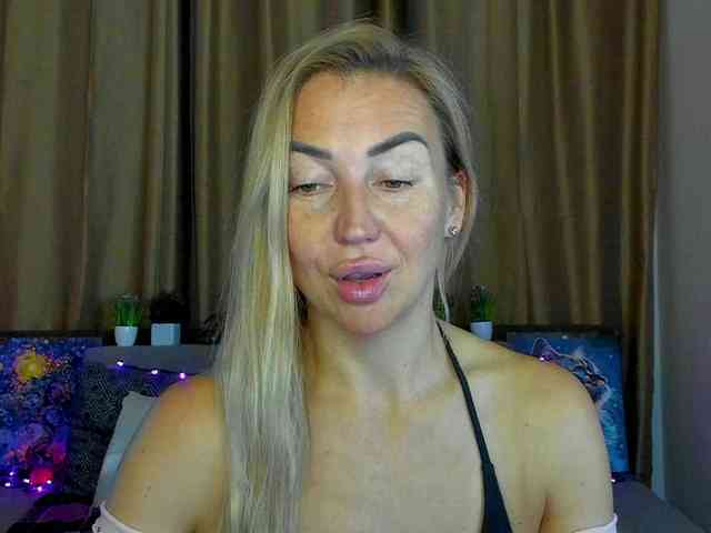 Jullyblondkiss webcam