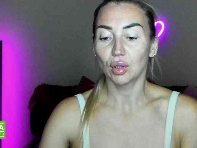 Jullyblondkiss webcam