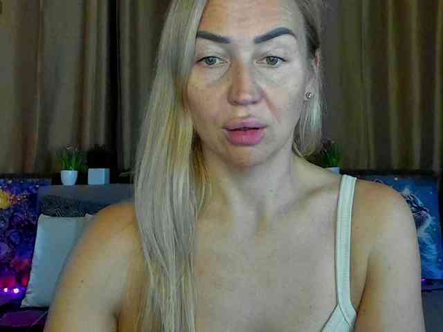 Jullyblondkiss webcam