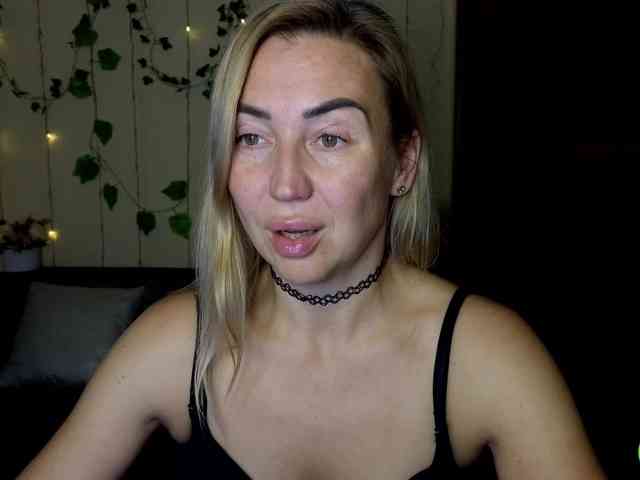 Jullyblondkiss webcam