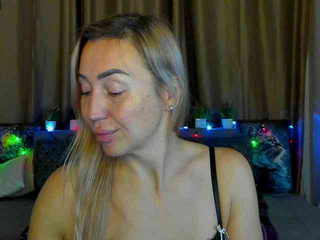 Jullyblondkiss webcam