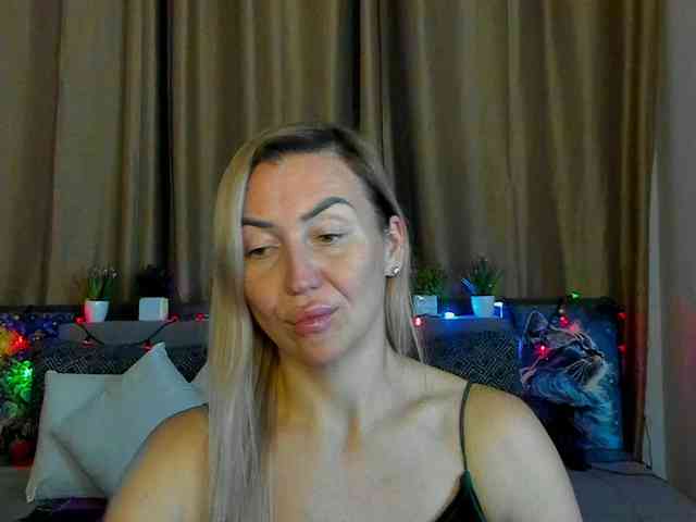 Jullyblondkiss webcam