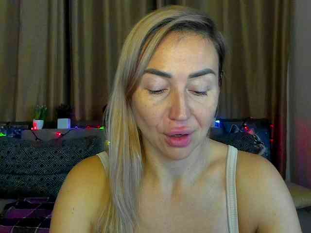 Jullyblondkiss webcam