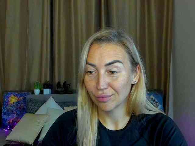 Jullyblondkiss webcam