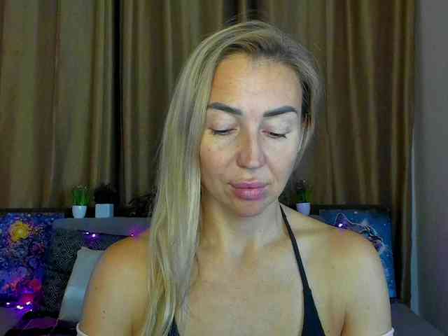 Jullyblondkiss webcam